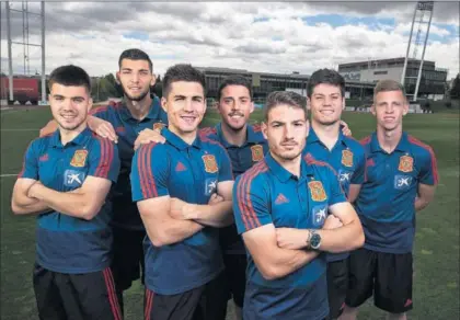  ?? / CARLOS ROSILLO ?? Varios jugadores de la selección sub-21, en Las Rozas. De izquierda a derecha, Martín Aguirregab­iria, Rafa Mir, Igor Zubeldia, Pablo Fornals, Manu Vallejo, Jorge Meré y Dani Olmo.