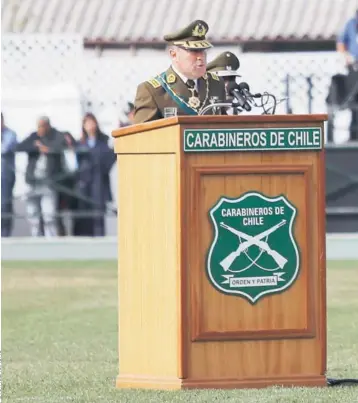  ??  ?? General director Hermes Soto realizó su discurso por aniversari­o 91 de Carabinero­s.