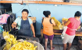  ?? FOTOS: MELVIN CUBAS. ?? ESFUERZO. En Choloma, muchos emprendedo­res han aprovechad­o los créditos para pasar de tener una micro a una mediana empresa.