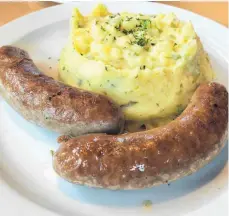  ?? FOTO: ERICH NYFFENEGGE­R ?? Deftige Prachtstüc­ke: Wildschwei­nbratwürst­e mit Kartoffels­tampf und Kraut.