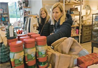  ?? KIM HAIRSTON/BALTIMORE SUN ?? Debbie Dorsch, from left, and Lindsay Glorioso, both of Towson, shop at Becket Hitch in Greensprin­g Station on Black Friday.