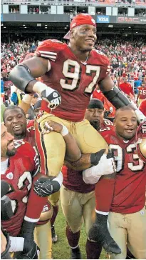  ?? MARCIO JOSE SANCHEZ/ASSOCIATED PRESS FILE ?? San Francisco 49ers defensive end Bryant Young is carried off the field by teammates after the team’s win over the Tampa Bay Buccaneers in 2007.