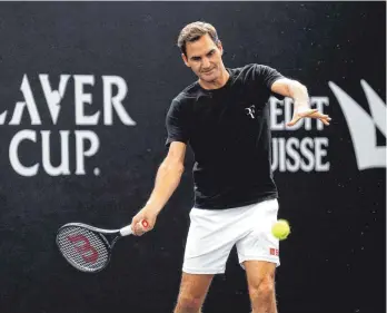  ?? FOTO: JAMES MANNING/DPA ?? Das Knie von Roger Federer macht nicht mehr mit, es reicht nur noch für ein letztes Doppel. Dafür wünscht sich die Schweizer Legende einen besonderen Partner.