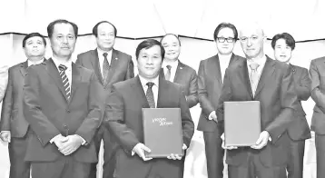  ??  ?? Dinh (front row, centre) exchanges the aircraft financing agreements with representa­tives of the Japanese companies.