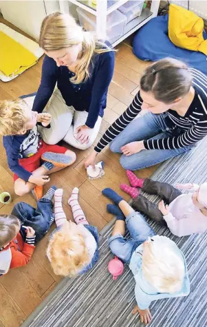  ?? FOTO: JAN-PHILIPP STROBE/DPA ?? Aus der Schule in die Praxis: Wer als Erzieherin arbeiten will, muss in der Regel eine entspreche­nde Berufsfach­schule besuchen.