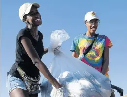  ?? RICARDO MAKYN/CHIEF PHOTO EDITOR ?? Ayanna Dixon (left), and friend Morgan McFarlane do some heavy lifting.