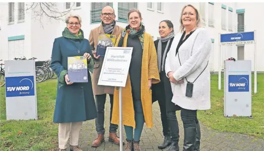  ?? ?? Von links: Beate Schieren-Ohl, Christoph Müllmann, Theresa Frank, Susanne Rous und Birgit Fritsche (TÜV) stellten den Interimsst­andort der VHS in Kamp-Lintfort vor.