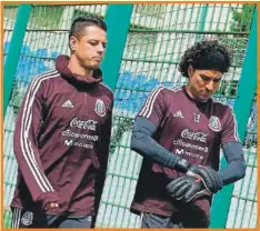  ??  ?? CHICHARITO y Ochoa, antes de un entrenamie­nto