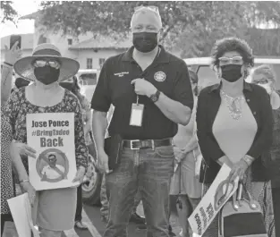  ?? FOTO CÉSAR NEYOY-BES ?? EL ALCALDE GERARDO Sánchez quien favorece la reinstalac­ión de De a Hoya como administra­dor dialogó con los manifestan­tes y los llamó a hablar ante el concilio la próxima semana.