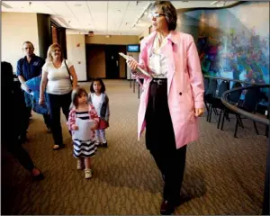  ?? Arkansas Democrat-gazette/jason IVESTER ?? Patricia Relph, arts learning specialist with Fayettevil­le’s Walton Arts Center, explains the basics of theater to Thomas Hackett (from left), Stacey Hackett, their granddaugh­ter Mackenzie, 4, and neighbor Emily Hernandez, 5, all of Rogers, before...