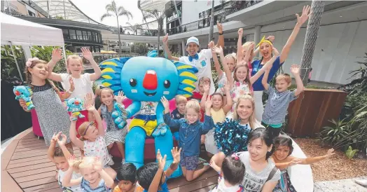  ?? Picture: MIKE BATTERHAM ?? Borobi meets his many young fans and parents during his first stage show at Pacific Fair.