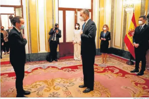  ?? EMILIO NARANJO / EFE ?? El Rey saluda al vicepresid­ente segundo del Gobierno, Pablo Iglesias, ayer en el Salón de los Pasos Perdidos del Congreso de los Diputados.