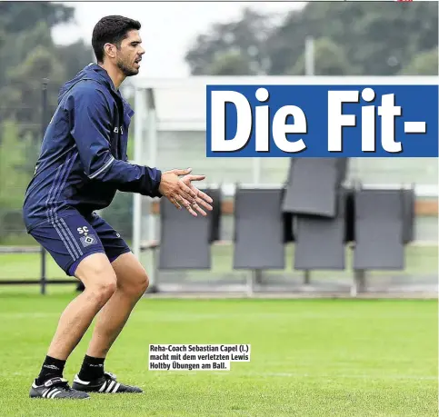  ??  ?? Reha-Coach Sebastian Capel (l.) macht mit dem verletzten Lewis Holtby Übungen am Ball.