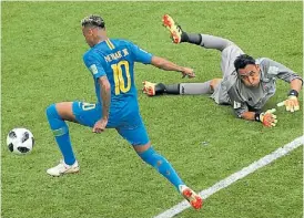  ?? REUTERS ?? Toque y gol. Final del juego y Neymar anota el segundo de Brasil.