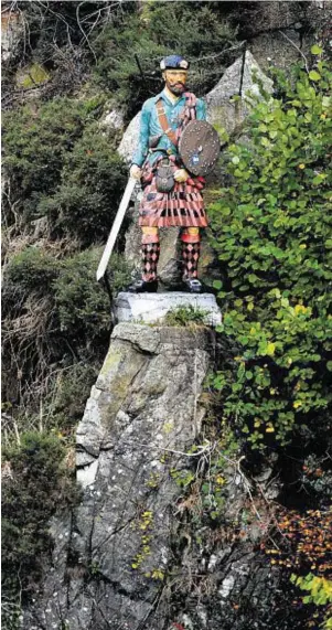  ??  ?? STANDING TALL: The Rob Roy statue in Peterculte­r was unveiled in 1991