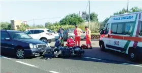  ?? AP FOTO / MARIO CHIRONI ?? AT THE SCENE. Ambulance personnel tend to a man lying on the ground, later identified as actor George Clooney, who was involved in a scooter accident in Olbia, on Sardinia island, Italy last Tuesday.