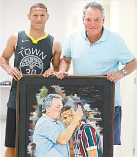  ??  ?? Richarliso­n visitou CT do Fluminense e deu quadro de presente a Abel LUCAS MERÇON / FLUMINENSE