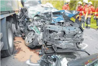  ?? FOTO: TREFFLER ?? Nach der Kollision mit einem Lkw trug der Fahrer dieses Renaults schwere Verletzung­en davon.