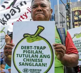  ??  ?? NODEBTTOCH­INA Filipinos opposed to borrowing from China warn that the country will fall into a “Chinese debt trap” under loans that they say have onerous terms, such as the use of natural resources as collateral that Beijing could seize in case of a default.