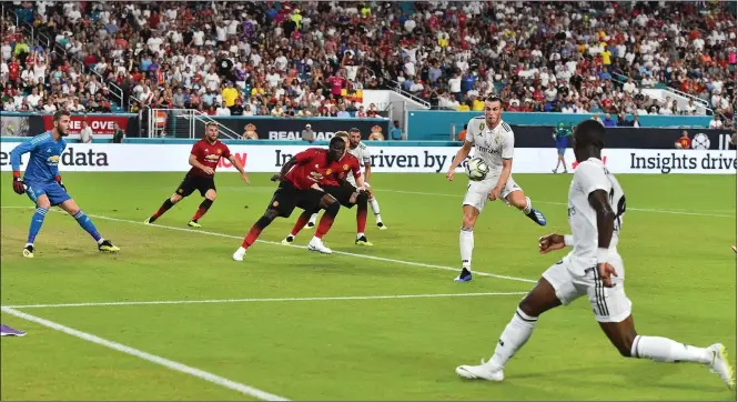  ??  ?? SIN TINO. Bale tuvo una buena ocasión para marcar en una acción personal de Vinicius, que le cedió el balón al galés; éste no acertó a dirigir el remate a puerta.