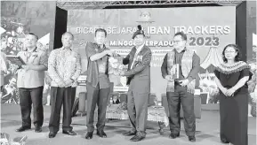  ?? ?? DIKEINGATK­A BELAMA: (Tiga kiba) Mokhtarudd­in nyuaka tepa ngagai Melintang (dua kanan) seraya dikemataka bala bukai maya program ‘Bicara Sejarah: Iban Trackers’ beserimbai enggau ngintu Pengerami Minggu Penyerakup 2023 ba Waterfront Kuching, Hari Minggu nyin tadi.