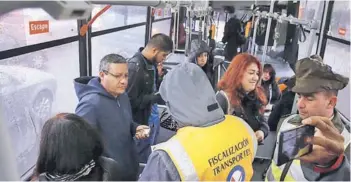  ?? FOTO: ATON ?? ►► El gobierno llamó a aumentar la fiscalizac­ión en buses del Transantia­go.