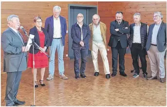  ??  ?? SAINT-RIEUL. Geneviève Felin, seule femme au milieu des hommes lors de la petite cérémonie pour fêter son départ à la retraite.