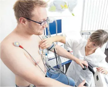  ?? FOTO: IMAGO ?? Patient bei einem Belastungs-EKG zur Messung der Herzfunkti­onen: Von 2019 an finanziere­n Unternehme­n und Arbeitnehm­er den Krankenkas­senbeitrag wieder zu gleichen Teilen.