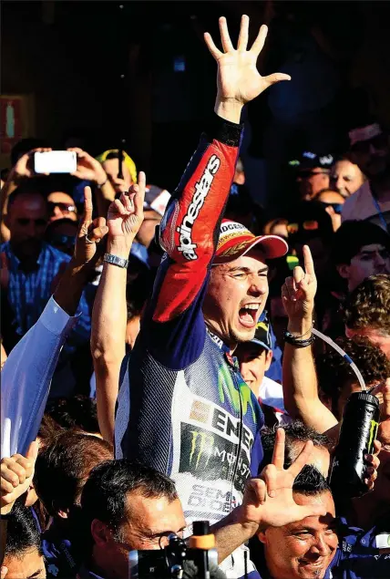  ?? AP ?? Jorge Lorenzo celebra su quinto título mundial, tercero de MotoGP, el 8 de noviembre de 2015 en Cheste.