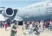  ?? THE ASSOCIATED PRESS ?? Images of desperate Afghans chasing and falling off a U.S. air force transport plane in Kabul on Monday went viral.