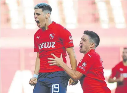  ?? FOTOBAIRES ?? El primer gol de Luna. El ex Rafaela festeja el 1-0, con Damián Pérez, y su primer grito en el Rojo,