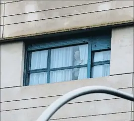  ?? DANI DUCH ?? Un resident d’un geriàtric de Madrid mira per la finestra