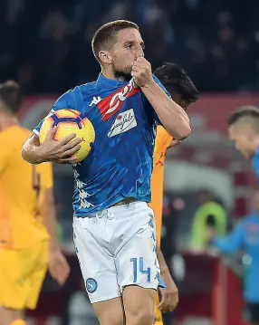  ??  ?? Il belgaDries Mertens è stato acquistato dal Napoli il 24 giugno 2013. È costato oltre 9 milioni e prelevato dal Psv Eindhoven. Ha un contratto fino al 2020