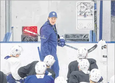  ?? CP PHOTO ?? Toronto Maple Leafs head coach Mike Babcock talks to his players during a practice session Monday in Toronto.