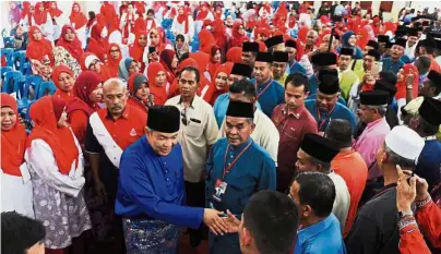  ?? — Bernama ?? Warm greetings: Dr Ahmad Zahid shaking hands with delegates at the Umno Jerlun division meeting at the Kubang Pasu Science Secondary school.