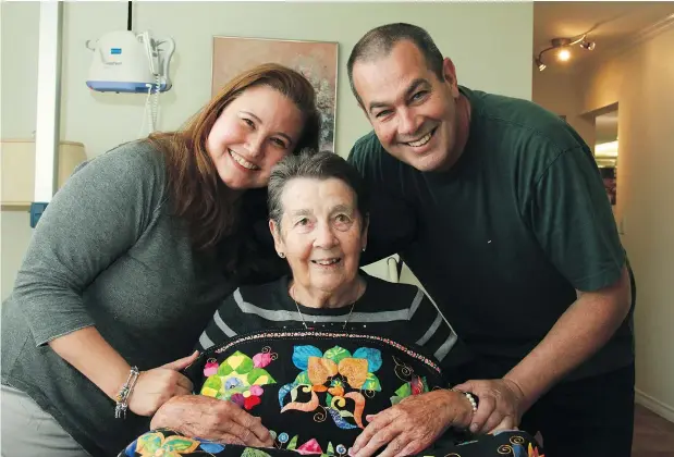  ?? — ROB KRUYT ?? Dorothy Housden, centre, is unable to care for herself and her son Bill Housden and his wife Mila Coutinho care for her at home.