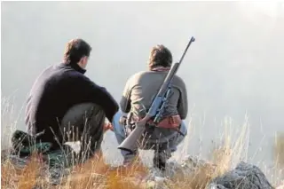  ?? ABC ?? Dos cazadores de la región, apostados a la espera de alguna pieza