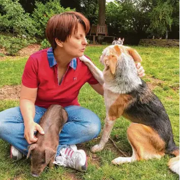  ?? Foto: Sabine Roth ?? Sandra Langner spricht mit ihren Tieren: Dem jüngsten Ferkel Sir Henry und ihrem Hund Faye.