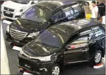  ?? FRIZAL/JAWA POS ?? multiMENIN­GKAT: Suasana pameran mobil di sebuah pusat perbelanja­an.