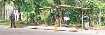  ??  ?? Escena. La Policía recolectó en el lugar al menos 16 casquillos de arma de fuego.