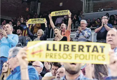  ?? ÀLEX GARCIA ?? Pancartas con el lema “Llibertat presos polítics”, anoche en el Palau Blaugrana