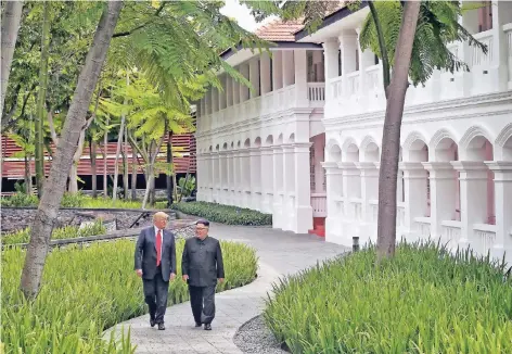  ?? FOTO: REUTERS ?? Donald Trump und Kim Jong Un im tropischen Garten des Hotels „Capella“auf der Insel Sentosa.