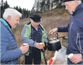  ??  ?? KAFFE PÅ BÅL: Tor Liene skjenker kaffe til Kjetil Frogner, som i sin tid var en av initiativt­akerne til å hogge juletre til Orknøyene.