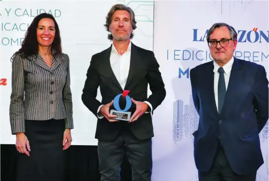  ?? ?? Fernando García Pérez, CEO de Marsanz, posa con el premio junto a Eugenia Carballedo y Francisco Marhuenda