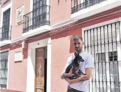  ?? S.G ?? Actual inquilino José Manuel Pérez vive en el mismo edificio donde nació Godoy. ▷