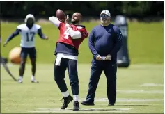  ?? TONY GUTIERREZ - THE ASSOCIATED PRESS ?? Dallas Cowboys quarterbac­k
Dak Prescott throws a pass as head coach
Mike McCarthy, rear, looks on at the team’s NFL football training facility in Frisco, Texas, Wednesday, Aug. 25, 2021.