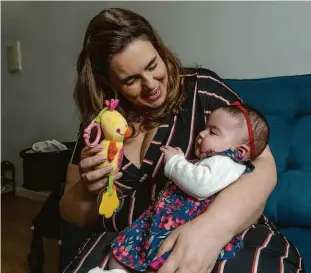  ?? Ronny Santos/folhapress ?? A psicóloga Thais Escudeiro, 40 anos, com a filha Isabella, que nasceu após 34 semanas de gestação, enquanto a mãe estava na UTI com Covid