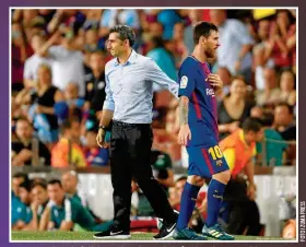  ??  ?? Ernesto Valverde felicita a Lionel Messi al término de un partido.