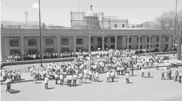  ??  ?? Protesta. Cientos de maestros marcharon por el bulevar Francisco Coss para exigir justicia por la muerte del profesor Rafael Pérez Hernández.