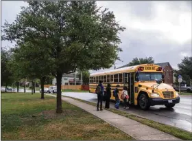  ?? (The New York Times/Matthew Busch) ?? A school bus arrives late to pick up children last week in San Antonio.